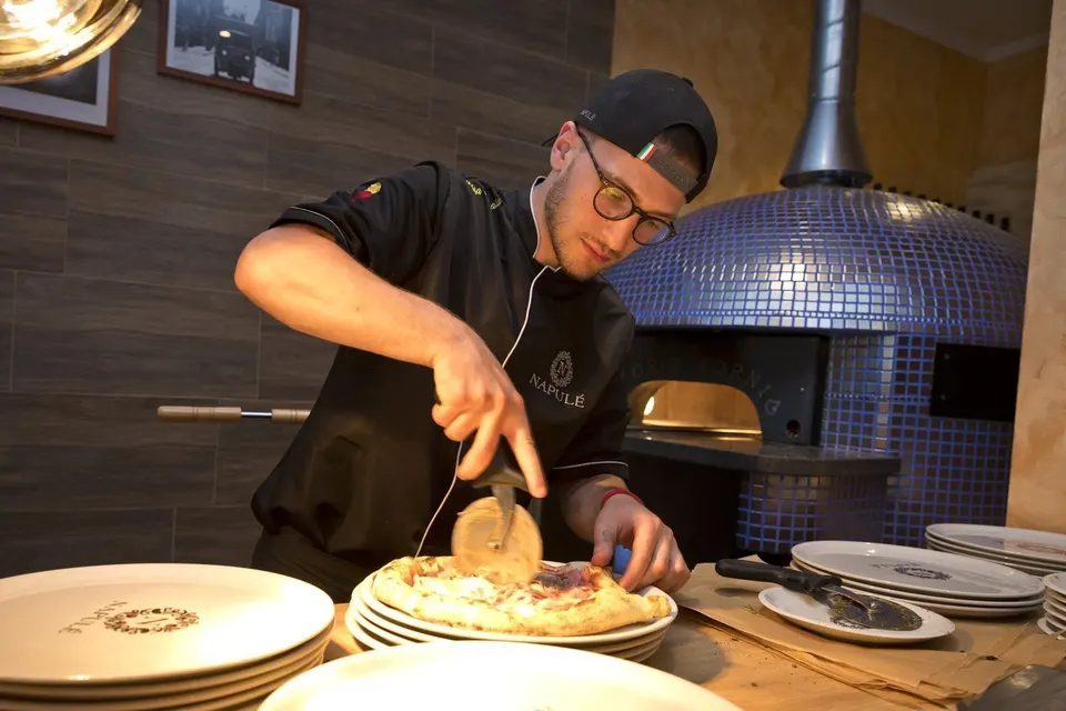 World champion pizza at Napulé pizzeria — Hotel La Palma au Lac