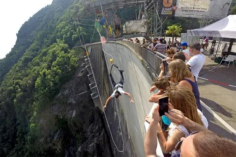 BUNGEE JUMPING IN VALLE VERZASCA — Hotel La Palma au Lac