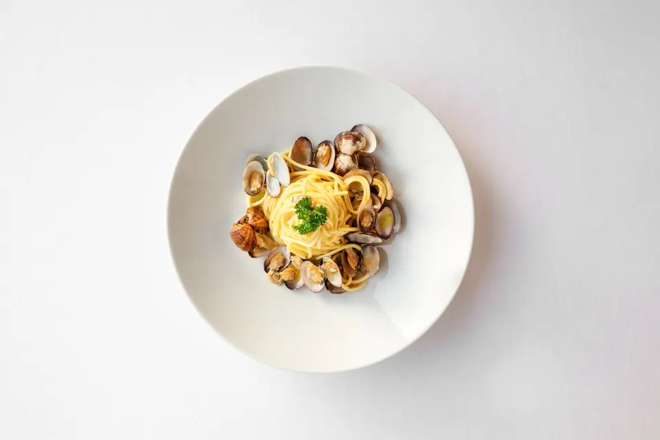 Spaghetti Vonghole ein Traditionell Tessiner Gericht hergerichtet mit Spagheti, Muscheln Knoplauch, Chili, Olivenöl, Wein, Meersalz und Cherrytomaten