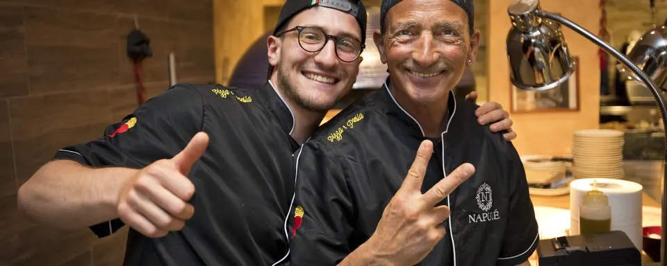 Italienische Pizzaiolos von der Pizzeria Napule Locarno im Tessin am Kochen