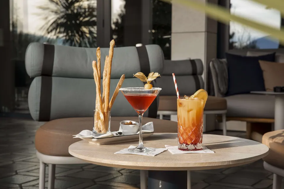 Cocktails und Fingerfood in Locarno mit Seesicht auf der Terrasse
