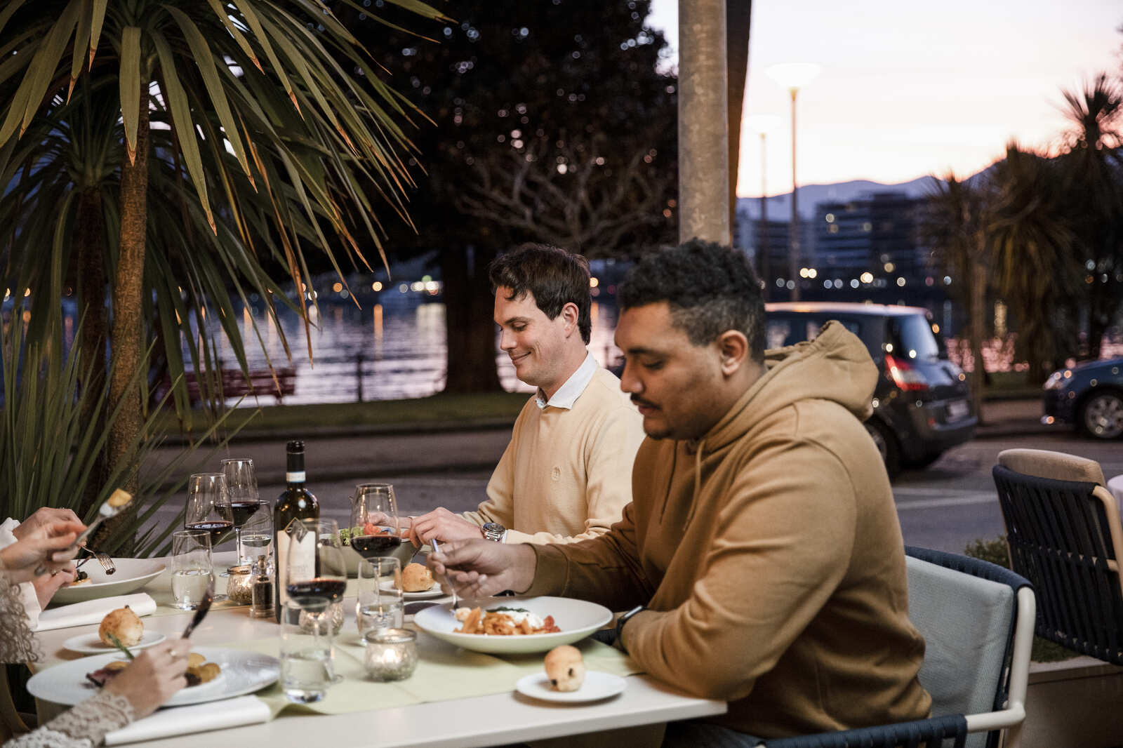 Mit Freunden und Familie an der Seepromenade essen im italienischem Gourmet Restaurant