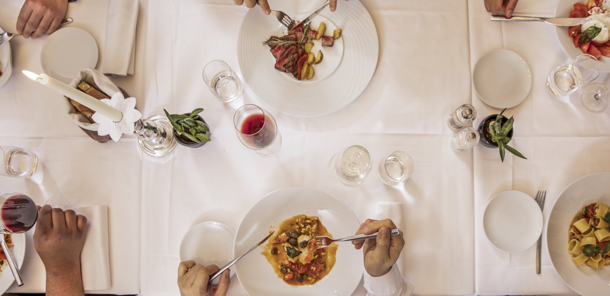 Freunde am Abendessen im Gourmet Restaurant in Locarno von oben Fotografiert